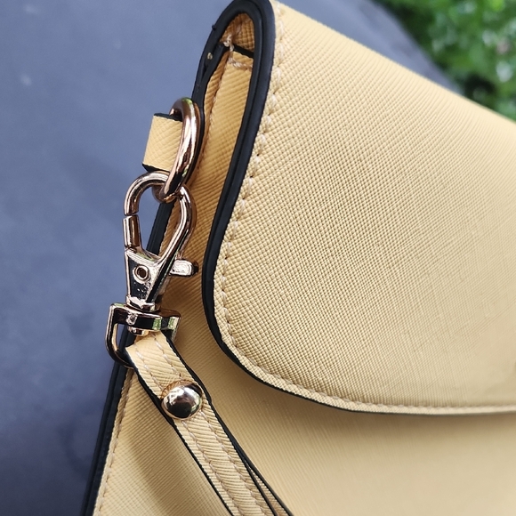 Lovevook Yellow Wristlet Clutch NWOT - Picture 7 of 7